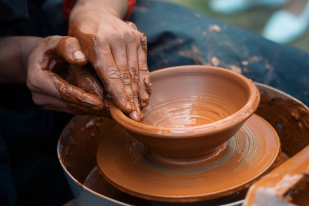 ręce garncarza. garncarz sprawia, że naczynia ceramiczne na garncarzach - sculptor ceramics art potter zdjęcia i obrazy z banku zdjęć