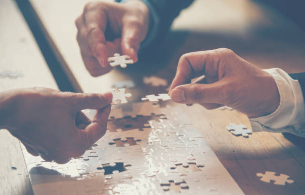 신뢰 통신을 통해 연결을 구성하는 시너지 전략 팀 구성과 함께 수수께끼 해결 연결을 개선합니다. 직소 퍼즐을 들고 이해 관계자 비즈니스 신뢰 팀의 손 - jigsaw puzzle jigsaw piece organization puzzle 뉴스 사진 이미지