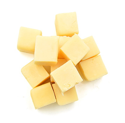 Cubos de queso cheddar aislados sobre blanco photo