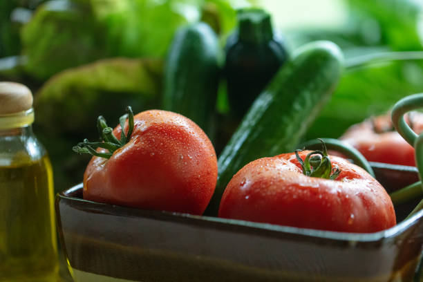 갓 수확한 정원 채소를 클로즈업하여 샐러드를 만듭니다. - environment homegrown produce canada north america 뉴스 사진 이미지