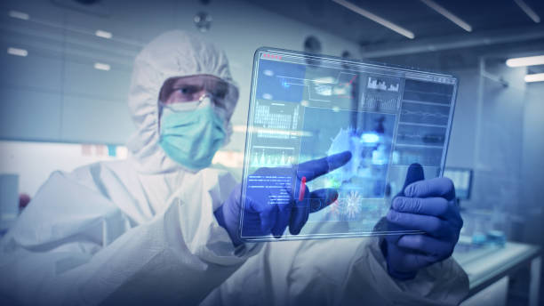 nhà khoa học trong bộ đồ sạch sẽ nghiên cứu đột biến dna. màn hình cảm ứng ảo. biến chứng covid-19 - công nghệ 4.0 cách mạng hóa an toàn sinh học hình ảnh sẵn có, bức ảnh & hình ảnh trả phí bản quyền một lần