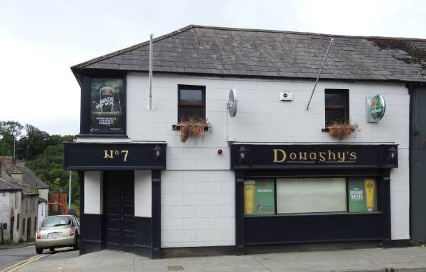 pub de donaghy - irish culture republic of ireland guinness music photos et images de collection