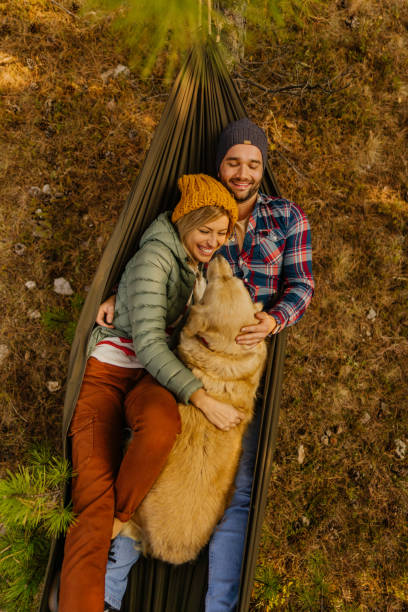 rilassarsi sull'amaca - fun knit hat adult dating foto e immagini stock
