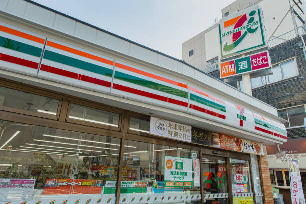 sept - i tenant ou 7-11 dépanneur à osaka, japon. - xi photos et images de collection