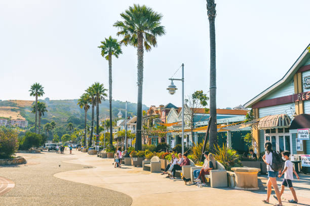 avila beach est une petite ville étonnante dans la côte centrale de la californie avec des hôtels de plage, restaurants, boutiques, activités, pêche, événements, et plus encore. - san luis obispo county photos et images de collection