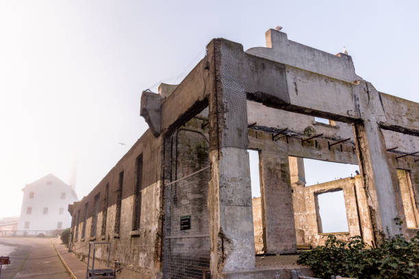 prigione di alcatraz al crepuscolo nella nebbia che spinge edifici in rovina - quartermaster foto e immagini stock