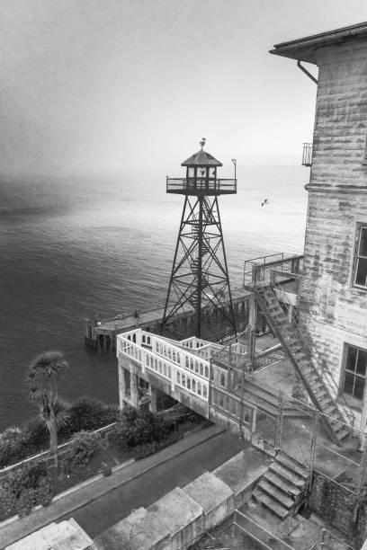 tour de garde à la prison d’alcatraz - alcatraz island prison penitentiary officer photos et images de collection