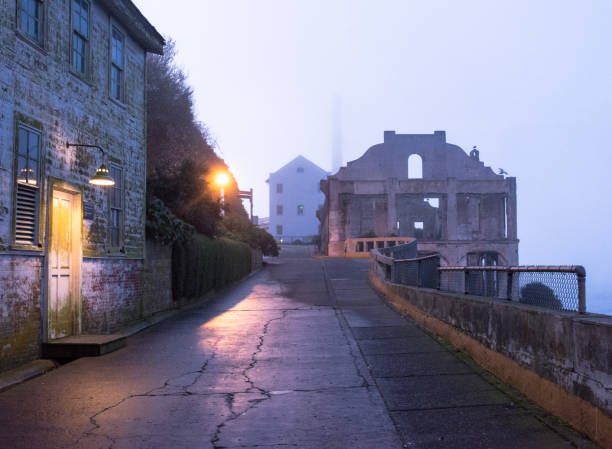 alcatraz gefängnis in der dämmerung in nebel schwärmen gebäude in ruinen - quartermaster stock-fotos und bilder