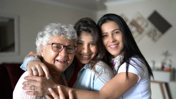 famiglia femminile di tre generazioni a casa - divario generazionale foto e immagini stock