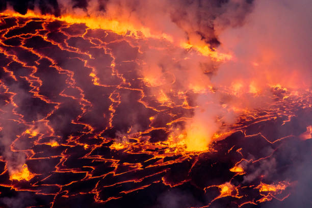 вулкан ньянгунго, рифт-валли, р.д. конго - virunga volcanic complex стоковые фото и изображения