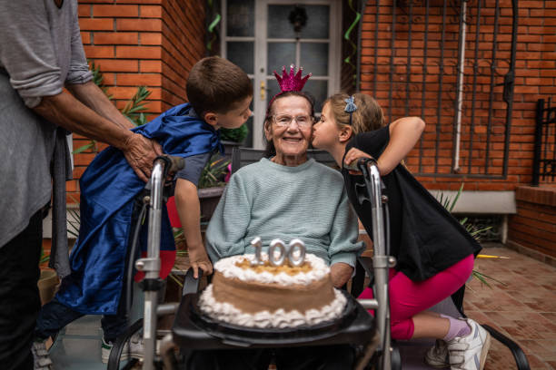 petit frère et soeur célébrant l’anniversaire de grand-mère dans la cour avant - 109 photos et images de collection