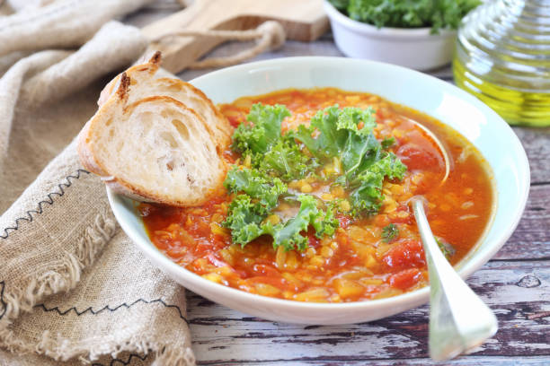 sopa de ervilha split picante caseira com couve-de-repolho - vegan pea soup - fotografias e filmes do acervo
