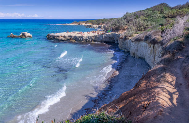 die schönsten küsten italiens. geschützte oase der seen alimini: türkische bucht (oder baia dei turchi). nur wenige kilometer nördlich von otranto ist diese küste eines der wichtigsten ökosysteme in salento und apulien (italien). - meeresarm stock-fotos und bilder