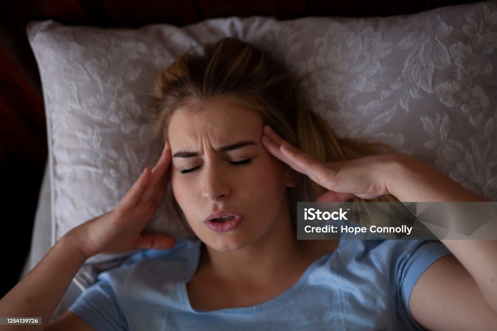Tempelschmerzen, Kopfschmerzen, Migräne aus dem Schlaf, Aufwachen - Lizenzfrei Schmerz Stock-Foto