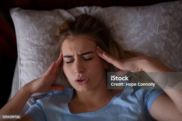 Tempelschmerzen Kopfschmerzen Migräne Aus Dem Schlaf Aufwachen Stockfoto und mehr Bilder von Schmerz