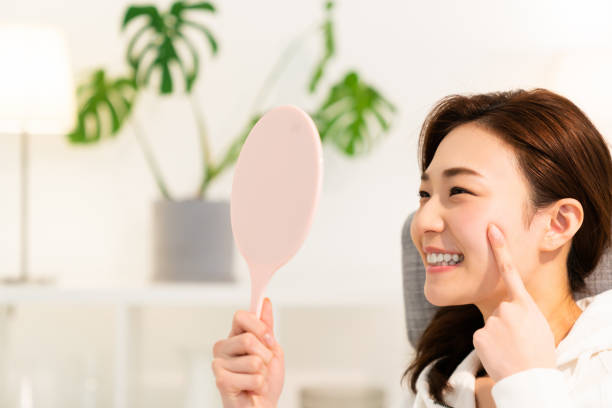 istock asian woman to see a mirror 1254143297