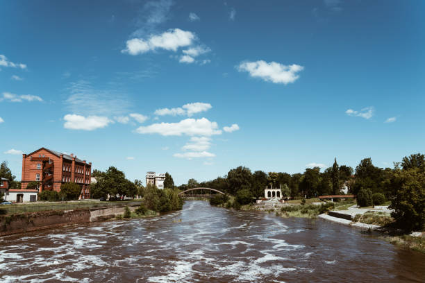 река нейссе с польской немецкой рекой возле центра города - europe bridge editorial eastern europe стоковые фото и изображения