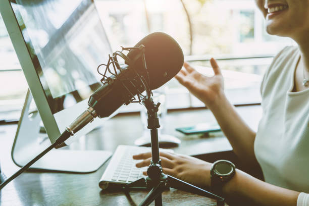 pessoas trabalhando em casa para fazer transmissão de rádio na internet transmissão ao vivo conversando reunião ou discussões close-up microfone condensador. - arts or entertainment audio - fotografias e filmes do acervo