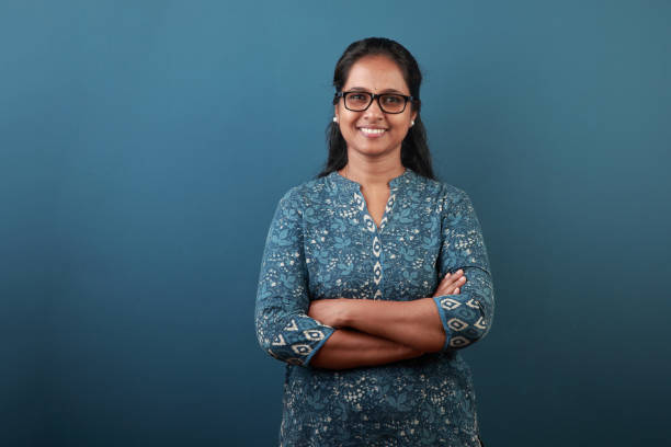 retrato de una mujer feliz de etnia india - glasses women smiling human face fotografías e imágenes de stock