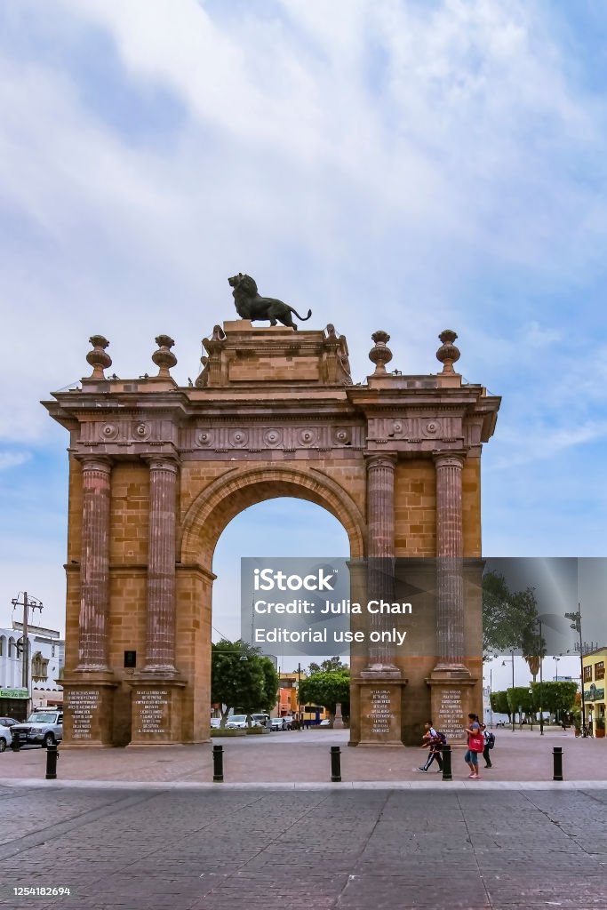 Arco Triunfal De La Calzada De Los Héroes Desde La Calle Madero Foto de  stock y más banco de imágenes de Guanajuato - iStock