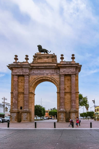 arco triunfal da calçada dos heróis da rua madero - leon - fotografias e filmes do acervo