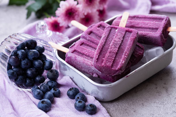 paletas caseras de arándanos sobre fondo gris - blueberry fruit berry fruit food fotografías e imágenes de stock