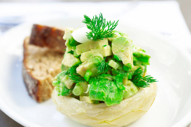 artischocke mit nativem olivenöl - artichoke artichoke heart salad portion stock-fotos und bilder