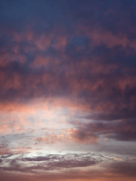 formación de un ciclón en el cielo. colorido cielo nublado al atardecer. textura del cielo, fondo abstracto de la naturaleza - the eye of the storm thunderstorm storm cloud fotografías e imágenes de stock