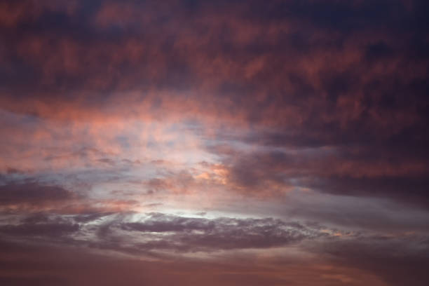 formación de un ciclón en el cielo. colorido cielo nublado al atardecer. textura del cielo, fondo abstracto de la naturaleza - the eye of the storm thunderstorm storm cloud fotografías e imágenes de stock