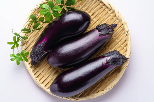 berinjela fresca no fundo branco - eggplant farmers market purple agricultural fair - fotografias e filmes do acervo