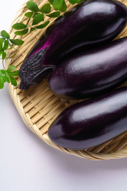 berinjela fresca no fundo branco - eggplant farmers market purple agricultural fair - fotografias e filmes do acervo