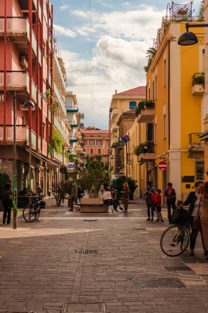 eine der hauptstraßen von pescara - pescara stock-fotos und bilder