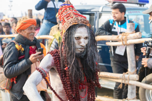 naga sadhu aus dem heiligen dip - indian ethnicity sadhu india pilgrim stock-fotos und bilder