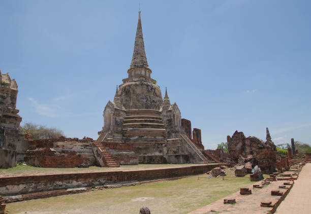 pagode antigo no templo wat phra sri sanphet - sanphet palace - fotografias e filmes do acervo