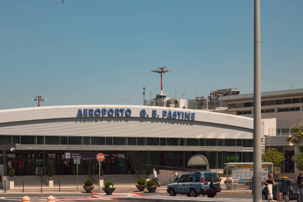 wejście na lotnisko rzym -ciampino international airport "g.b. pastine" - ciampino zdjęcia i obrazy z banku zdjęć