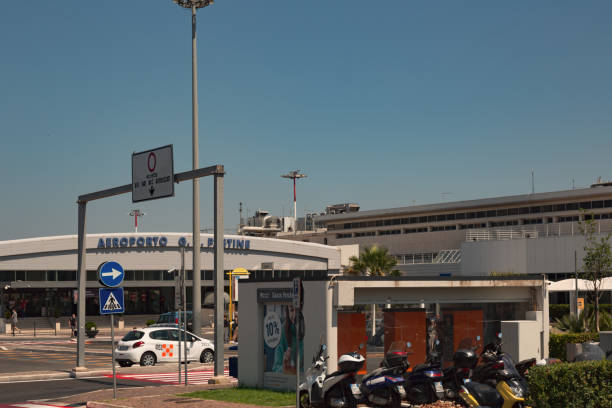 wejście na lotnisko rzym -ciampino international airport "g.b. pastine" - ciampino zdjęcia i obrazy z banku zdjęć