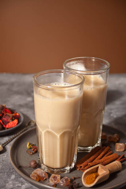 masala herbata chai z mlekiem i przyprawami. - ginger tea drink healthy eating zdjęcia i obrazy z banku zdjęć