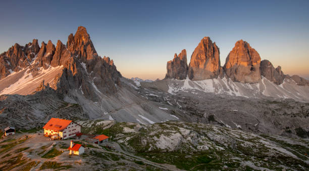 ラバレドのトレシメとマウントパテルノとロカテリの日の出、ドロミティ、イタリアで上からパノラマビュー - tre cime di lavaredo ストックフォトと画像