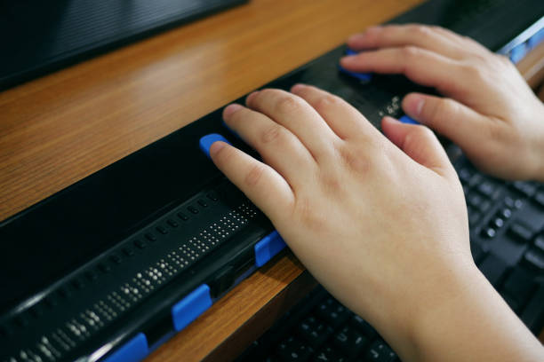 närbild blind person händer med hjälp av dator med punktskrift display eller punktskrift terminal en teknik hjälpmedel för personer med synskador. - tillgänglighet blind braille bildbanksfoton och bilder