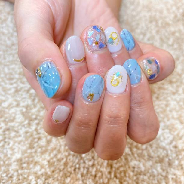 istock Summer design gel nail 1254252058
