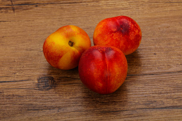 A variety of the Rosaceae family. This is a variety of the peach tree, and the skin of the fruit is hairless and shiny. It is native to Central Asia, India, and northern China.