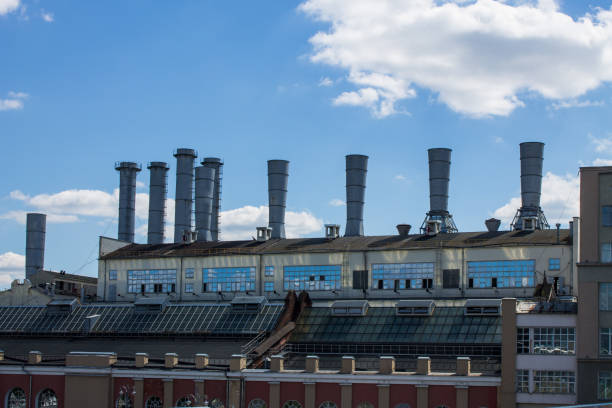 vista urbana de uma antiga fábrica no centro da cidade - old station natural gas russia - fotografias e filmes do acervo