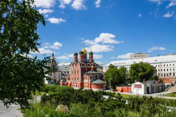 patriarchalischer innenhof der kirchen im zaryadye park - cathedral russian orthodox clear sky tourism stock-fotos und bilder