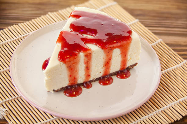 おいしいチーズケーキ、イチゴを皿に盛り付けて - strawberry cheesecake ストックフォトと画像