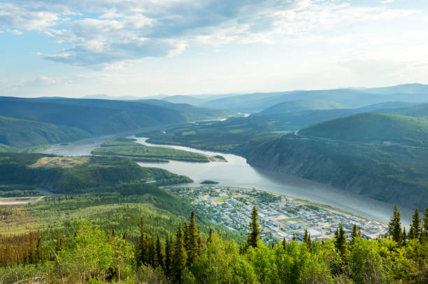 panorama da cidade de dawson - klondike river - fotografias e filmes do acervo