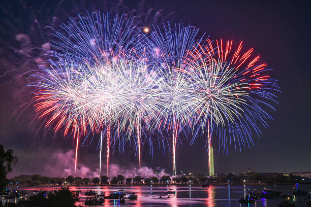 fireworks - celebrating independence day 4th of july - american flag flag usa sky imagens e fotografias de stock