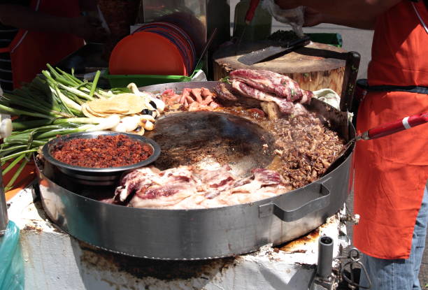 Tacos ricos em comida de rua com coberturas no centro da cidade do México - foto de acervo