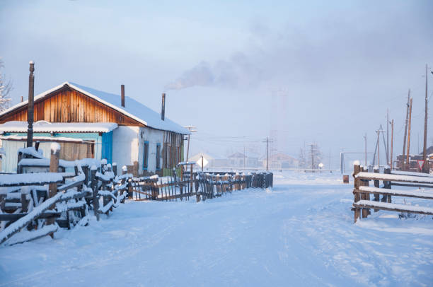 paisaje invernal del pueblo de oymyakon - república de sakha fotografías e imágenes de stock