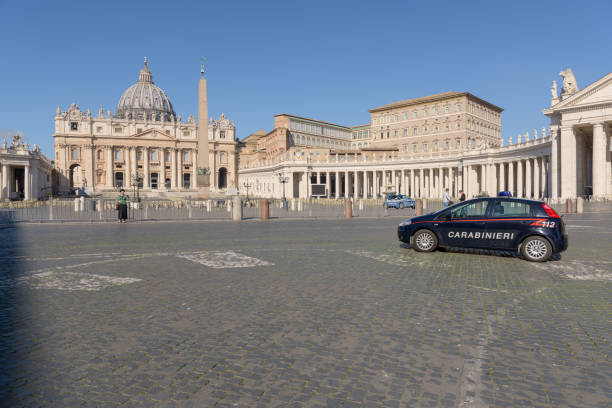 turistas y policías frente a la plaza de san pedro, vaticano, italia - tourist photographing armed forces military fotografías e imágenes de stock