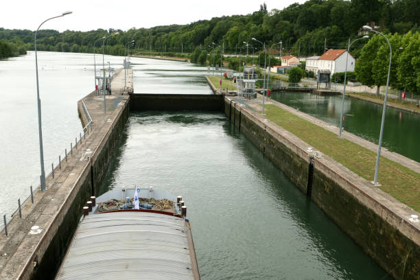 evry, frança. transporte fluvial. - barge canal construction engineering - fotografias e filmes do acervo